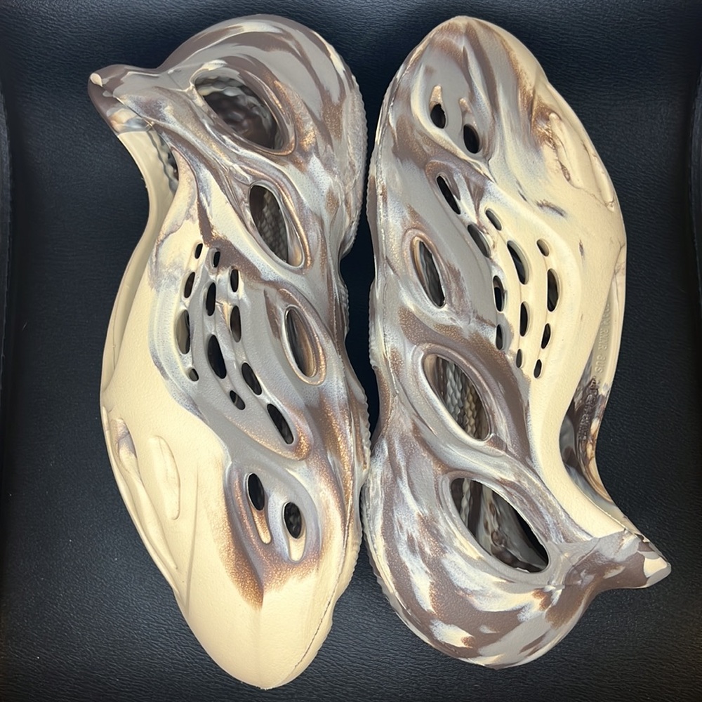 Yeezy Foam Runner MX Cream Clay Size 8M 9.5W
